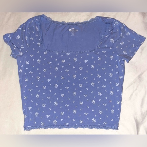 𝐇𝐨𝐥𝐥𝐢𝐬𝐭𝐞𝐫 𝐋𝐚𝐫𝐠𝐞 𝐋𝐢𝐠𝐡𝐭 𝐁𝐥𝐮𝐞 𝐚𝐧𝐝 𝐖𝐡𝐢𝐭𝐞 𝐅𝐥𝐨𝐫𝐚𝐥 𝐁𝐚𝐛𝐲𝐝𝐨𝐥𝐥 𝐓𝐞𝐞 - 𝐍𝐞𝐯𝐞𝐫 𝐖𝐨𝐫𝐧 - Picture 1 of 2